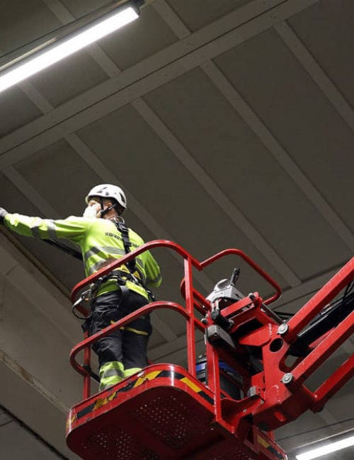 Varaston korkeiden paikkojen puhdistus ja siivous